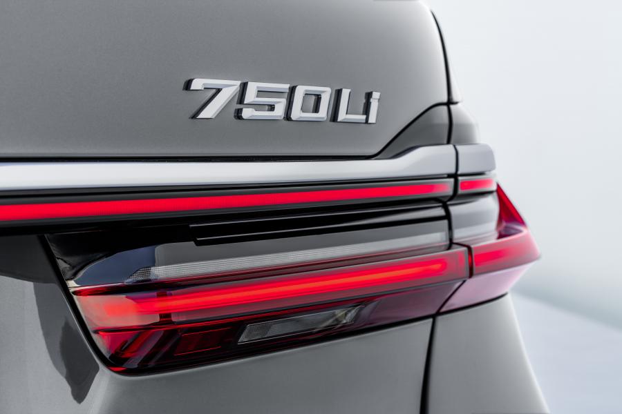 Логотип BMW 750Li xDrive (G12) 2019 года  (WW) (фото 44 из 164)